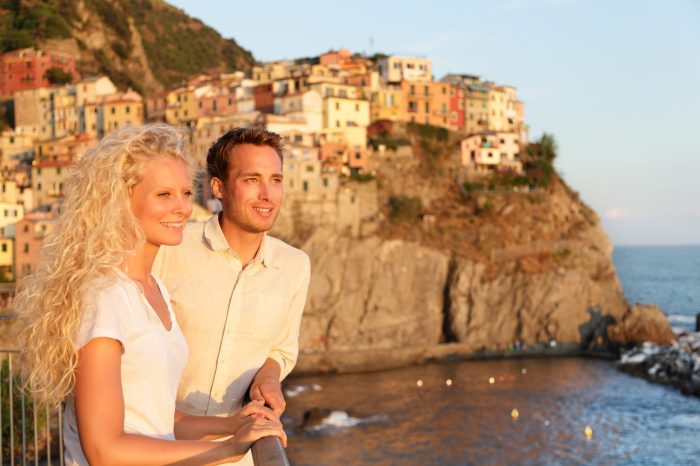 Positano italy honeymoon couples amalfi coast romantic italian places beach destinations travel proposal do couple coastal towns engagement things vacation