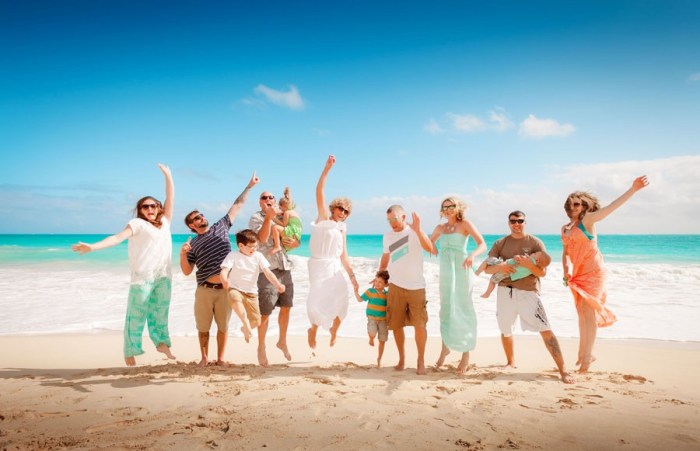Beach family vacations large group vacation groups wear photoshoot ideas hawaii oahu outfits fun jenniferbrotchie photographer side do resort travel